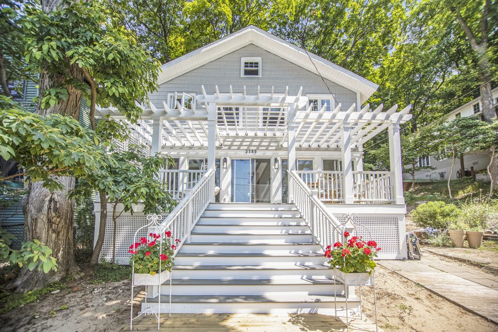 Lakeshore deck and pergola builder